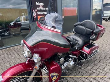 Harley-Davidson Electra Glide Ultra Classic FLHTCU thumbnail 2