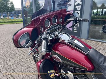 Harley-Davidson Electra Glide Ultra Classic FLHTCU thumbnail 3