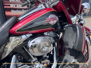 Harley-Davidson Electra Glide Ultra Classic FLHTCU thumbnail 8